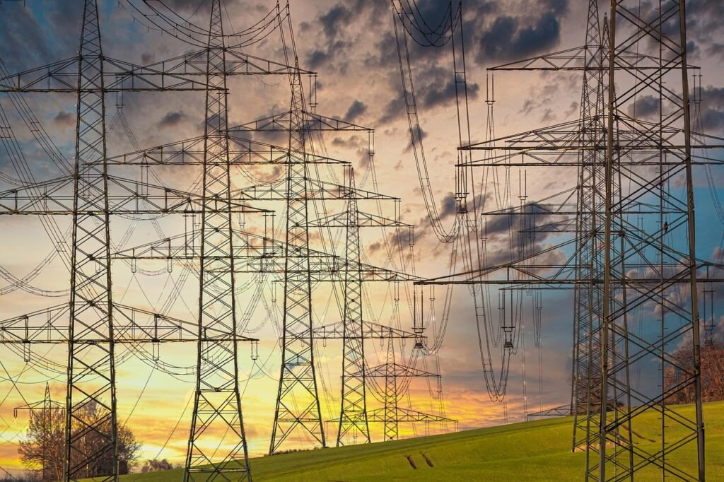 Słupy elektryczne o wschodzie/zachodzie słońca.