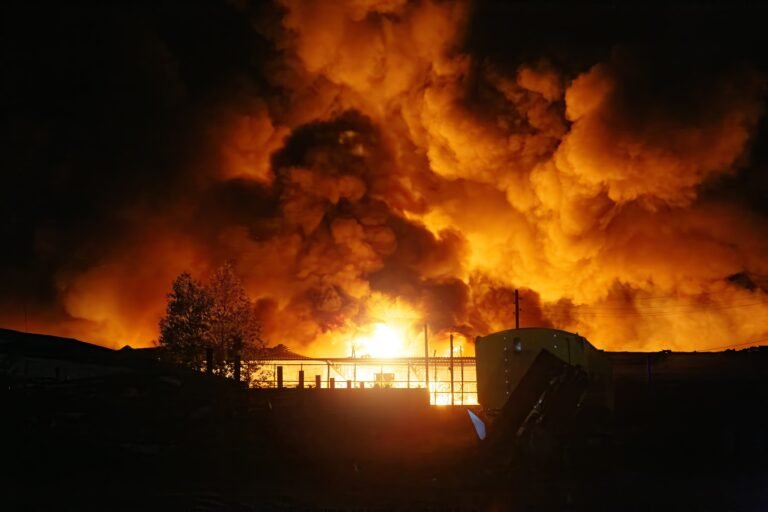 Pożar na stacji benzynowej: ewakuowano około 800 osób po serii eksplozji