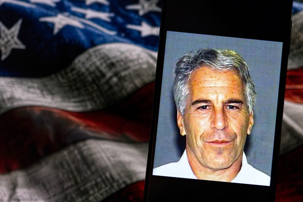 Epstein i norweskie elity. Nowa książka odsłania kulisy skandalu Jeffrey Epstein na tle amerykańskiej flagi