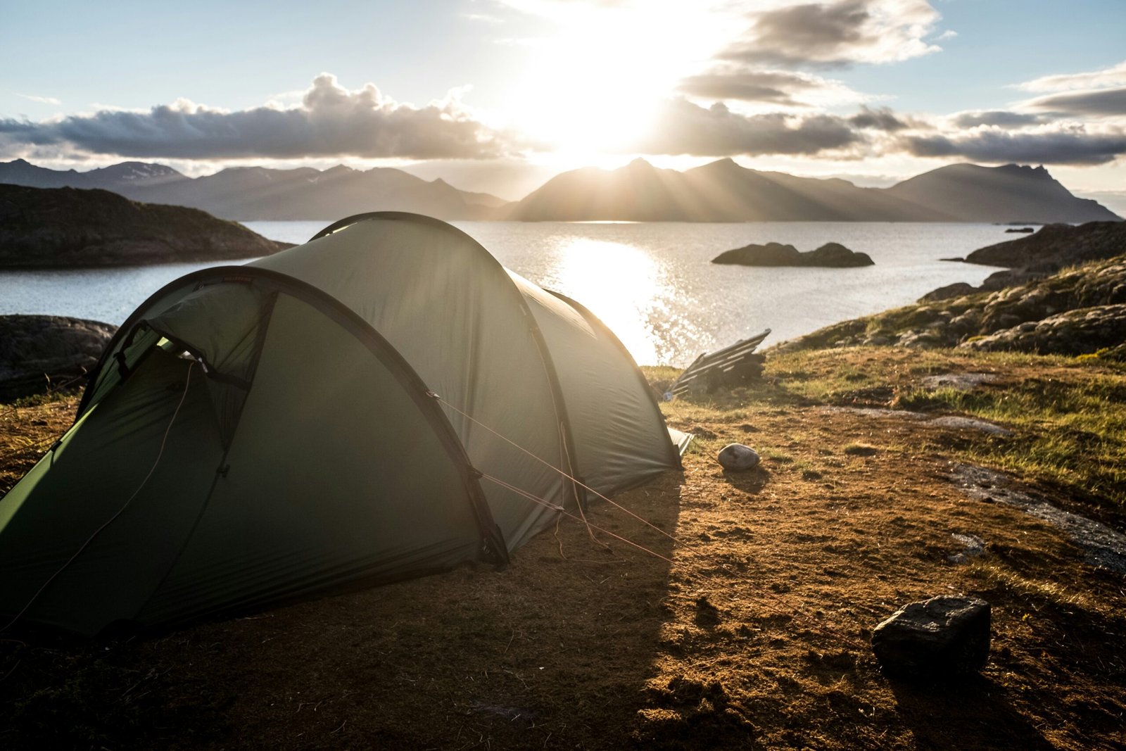 Pod gwiazdami Norwegii. Noc pod namiotem zgodnie z allemannsretten – wolność, która zobowiązuje