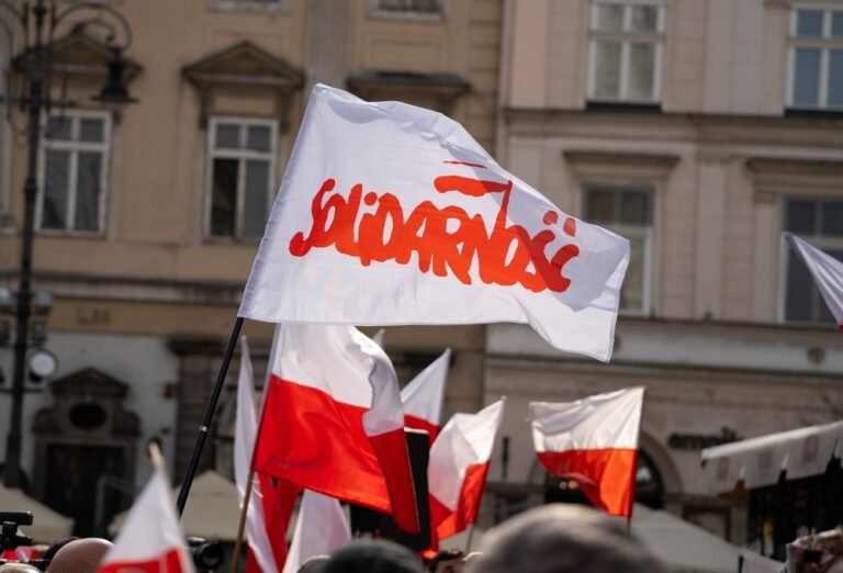 Norweska pomoc dla Solidarności w latach 80. Gdy Norwegowie stanęli po stronie wolnej Polski Powiewające flagi polski eoraz flaga Solidarności