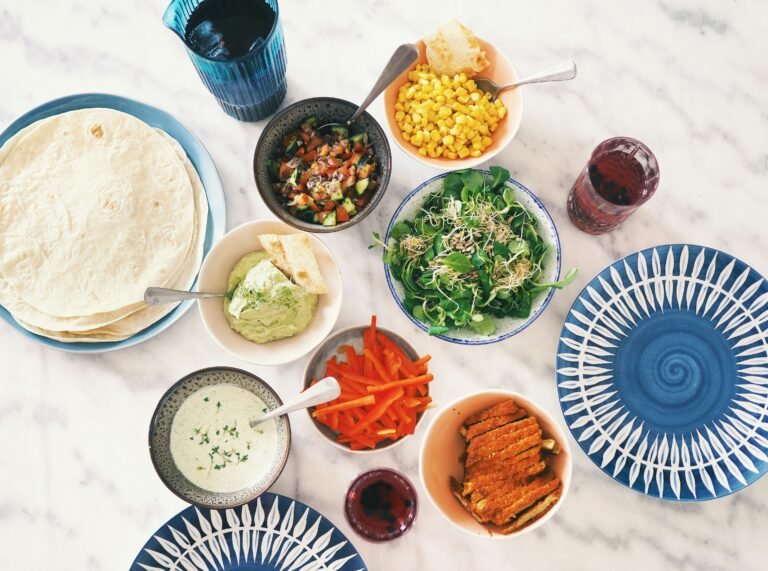Tacofredag – jak Meksyk podbił Norwegię (i robi to w każdy piątek) Stól zastawiony składnikami do tacos