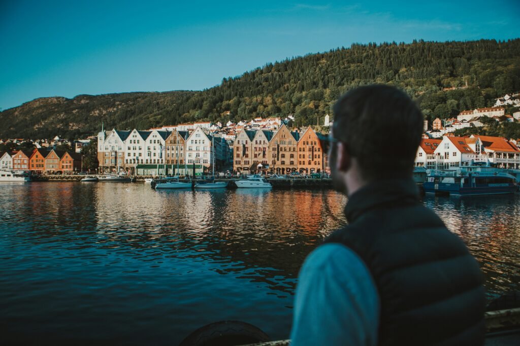 Mężczyzna na tle norweskich domków