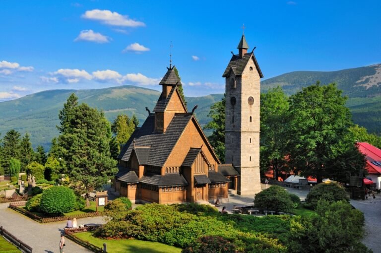 Stavkirker og den bemerkelsesverdige historien om Vang kirke i Karpacz – en polsk-norsk kulturarv i tre Wang kościół Karpacz