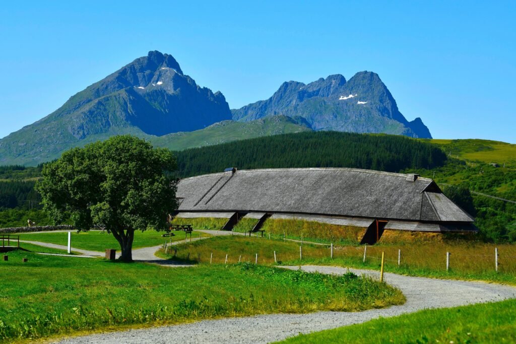 Norweski langhus – długi dom Zrekonstruowany długi dom w Muzeum Wikingów Lofotr – muzeum historyczne oparte na rekonstrukcji oraz wynikach wykopalisk archeologicznych osady wodza wikingów na wyspie Vestvågøya (archipelag Lofotów).