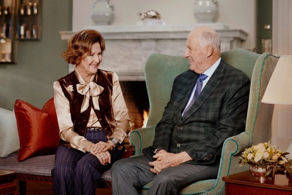 Król Harald V i Sonja: dziś mija 58 lat od ich ślubu. Na zgodę czekali dziewięć lat król i królowa