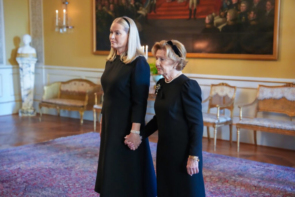 Dwie królowe, trzymając się za ręce, szły za trumną króla Haralda