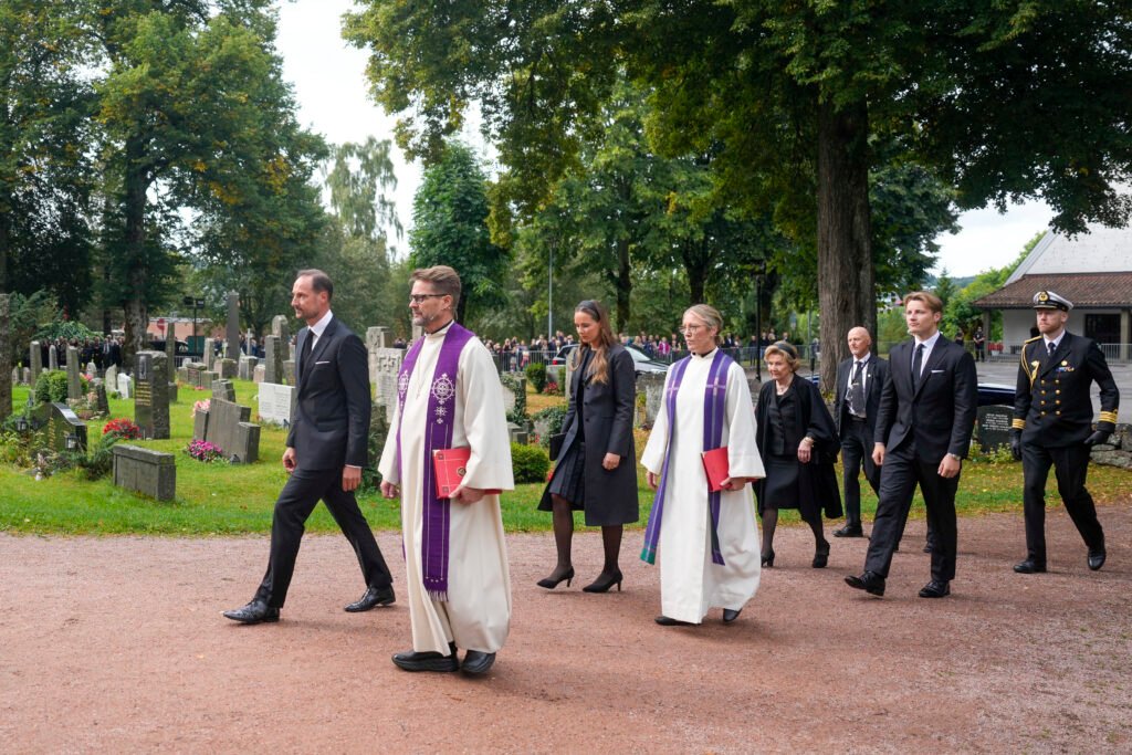 Nabożeństwa żałobne po śmierci króla Haralda. Długie kolejki żałobników Asker, msza