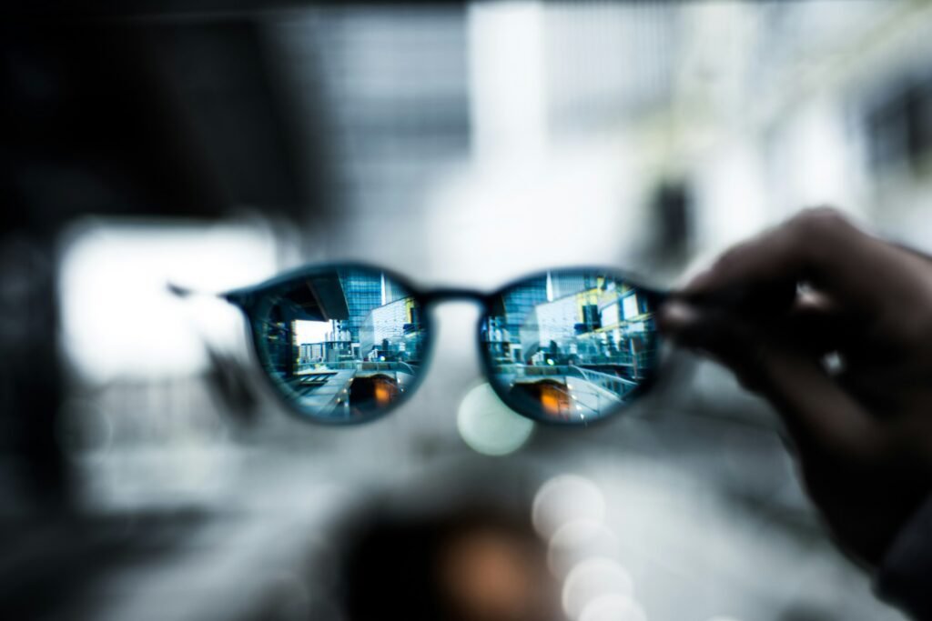 Kamera i sztuczna inteligencja ukryte w okularach. Czy technologia zaczyna naruszać naszą prywatność? smart okulary