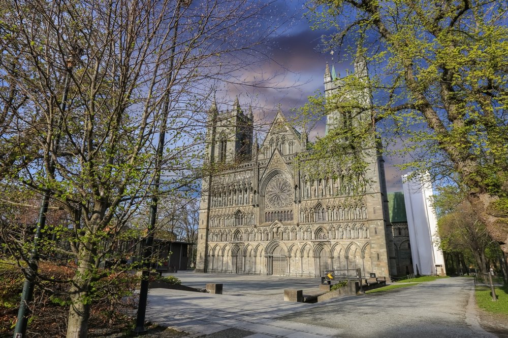 Trondheim żegna króla Haralda. Księgi kondolencyjne w dwóch miejscach Nidarosdom, Katedra w Trondheim