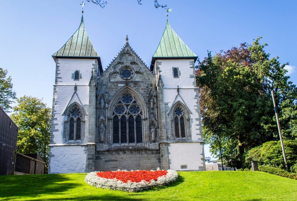 Stavanger żegna króla Haralda. Księgi kondolencyjne i zmiana terminu meczu Vikinga katedra w Stavanger