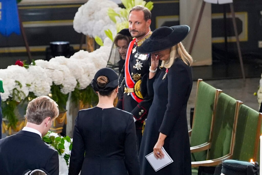 Ceremonię pogrzebową króla Haralda rozpoczęły trzy uderzenia dzwonu i minuta ciszy.