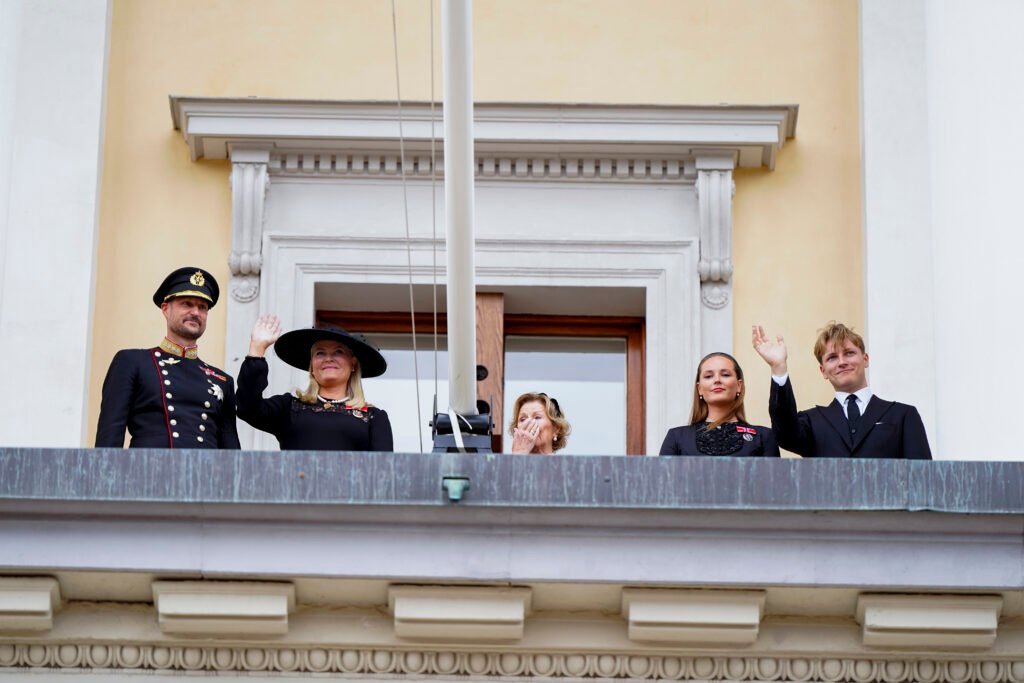 Wzruszona królowa Sonja przyjęła owacje razem z rodziną
