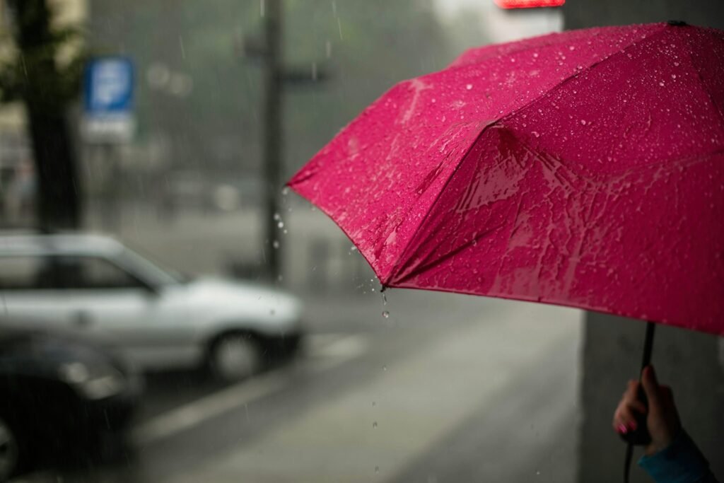 Czerwony parasol, deszcz, desczowa pogoda, miasto, parking