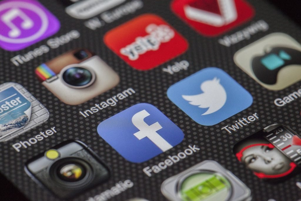 Ekran telefonu z appkami, Facebook, Twitter