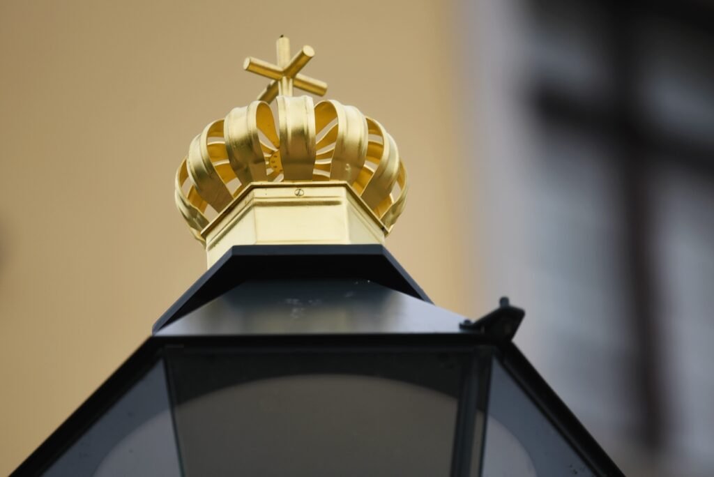 Prezydent Polski w procesji pogrzebowej króla Haralda V. Karol Nawrocki w Oslo Norweska korona królewska na fasadzie Pałacu Królewskiego.