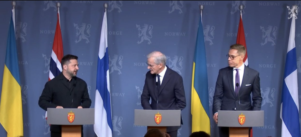 Zełenski chwali Norwegię po rozmowach o Ukrainie: „Jeden z krajów, które robią dla nas najwięcej” Prezydent Ukrainy Wołodymyr Zełenski, premier Norwegii Jonas Gahr Støre i prezydent Finlandii Alexander Stubb podczas konferencji prasowej we wtorek wieczorem. Zełenski przebywa w Oslo, gdzie prowadzi rozmowy ze Stanami Zjednoczonymi w sprawie znalezienia rozwiązania kończącego wojnę z Rosją.