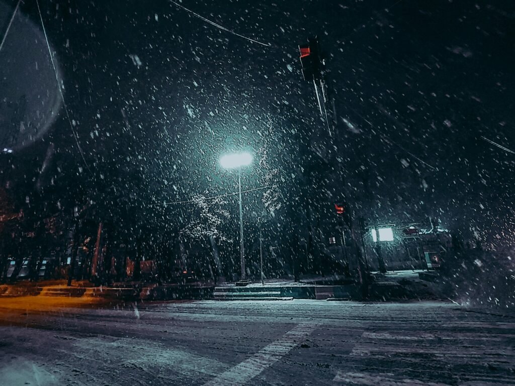 Śliskie drogi w Agder. Meteorolodzy ostrzegają kierowców przed weekendem mżawka, deszcz ze śniegiem
