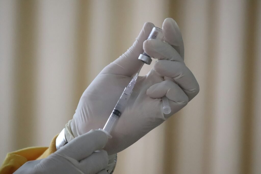 Tylko 48 procent osób po 75. roku życia zaszczepiło się przeciw COVID-19. FHI apeluje przed zimą szczepienie przeciwko grypie, covid, pneumokokom